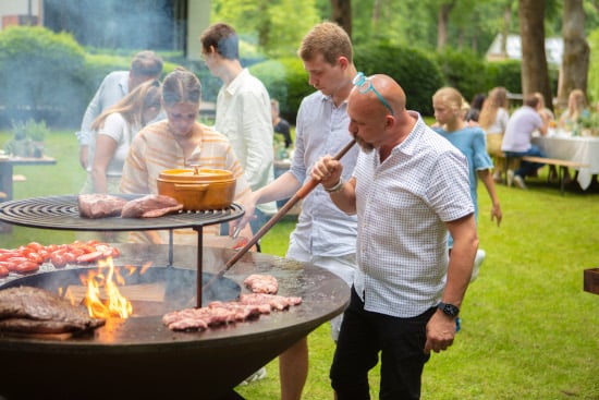 Allumage du brasero plancha avec le soufflet à bouche du set buffadoo